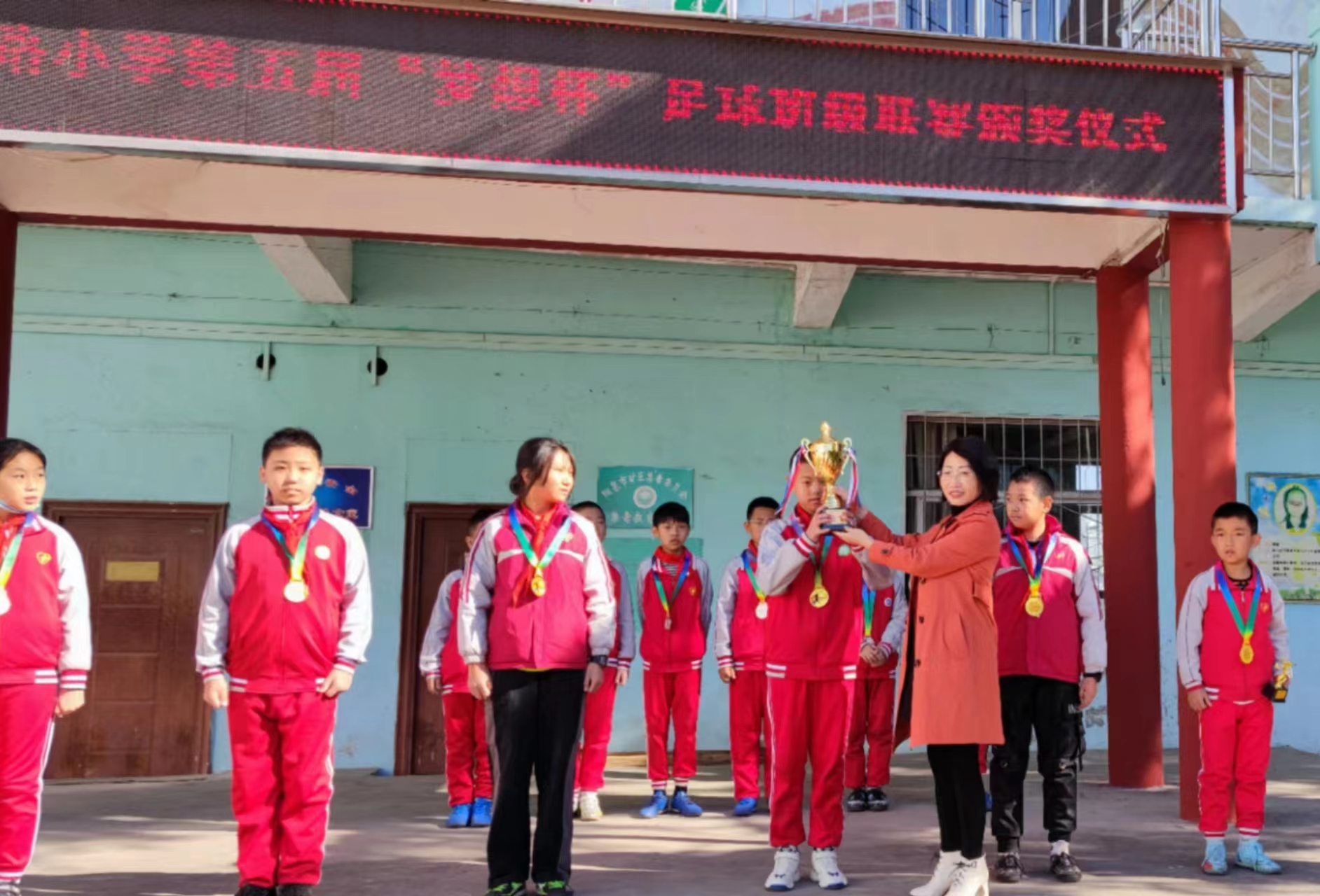 校园足球特色学校足球联赛,创魅力校园展艺术风采