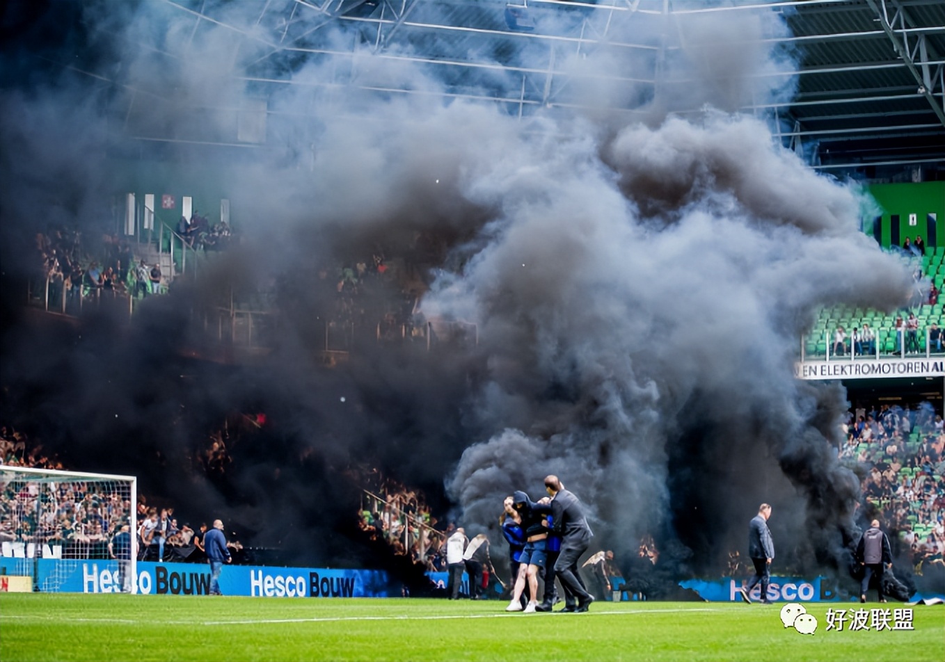 混乱！西汉姆球员和球迷互殴...