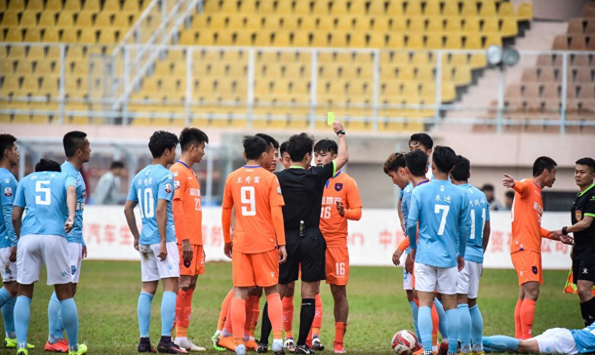 实力平庸却靠关系加盟球队，3年赚180万，被老板当众揭穿。