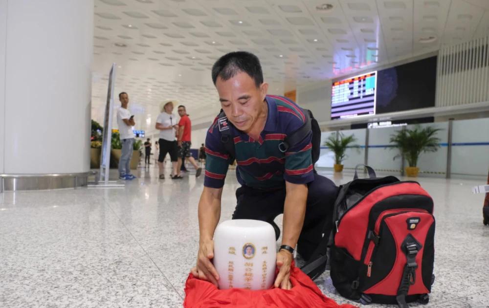 台湾“灵魂摆渡人”，放弃高薪工作，20年间自费送200位老兵回家