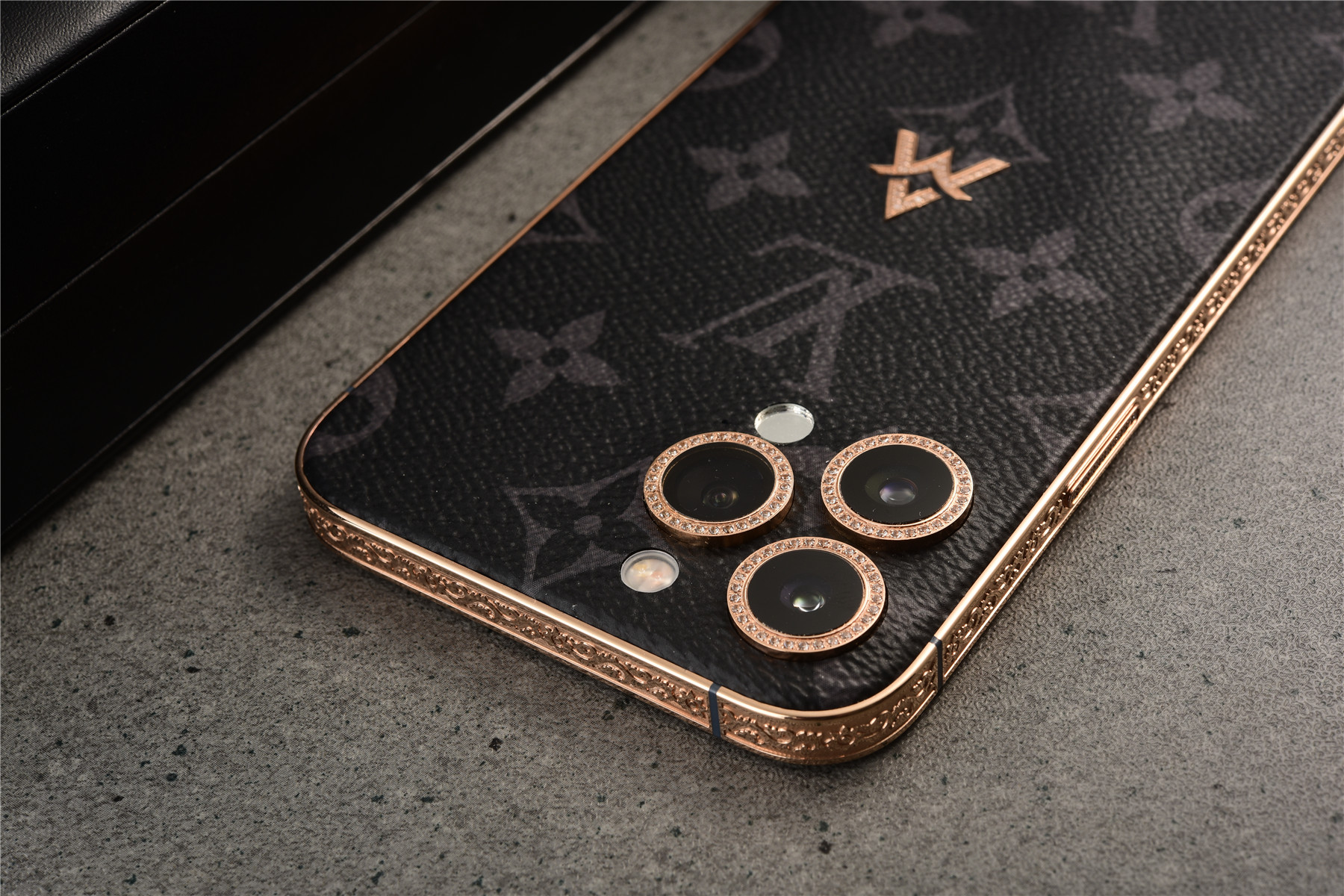 lv定制的iphone13pro价格,纯金打造的iphone13pro