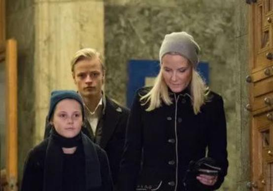 挪威公主：被称“全球最美”公主，17岁开战机跳高楼，未来是女王