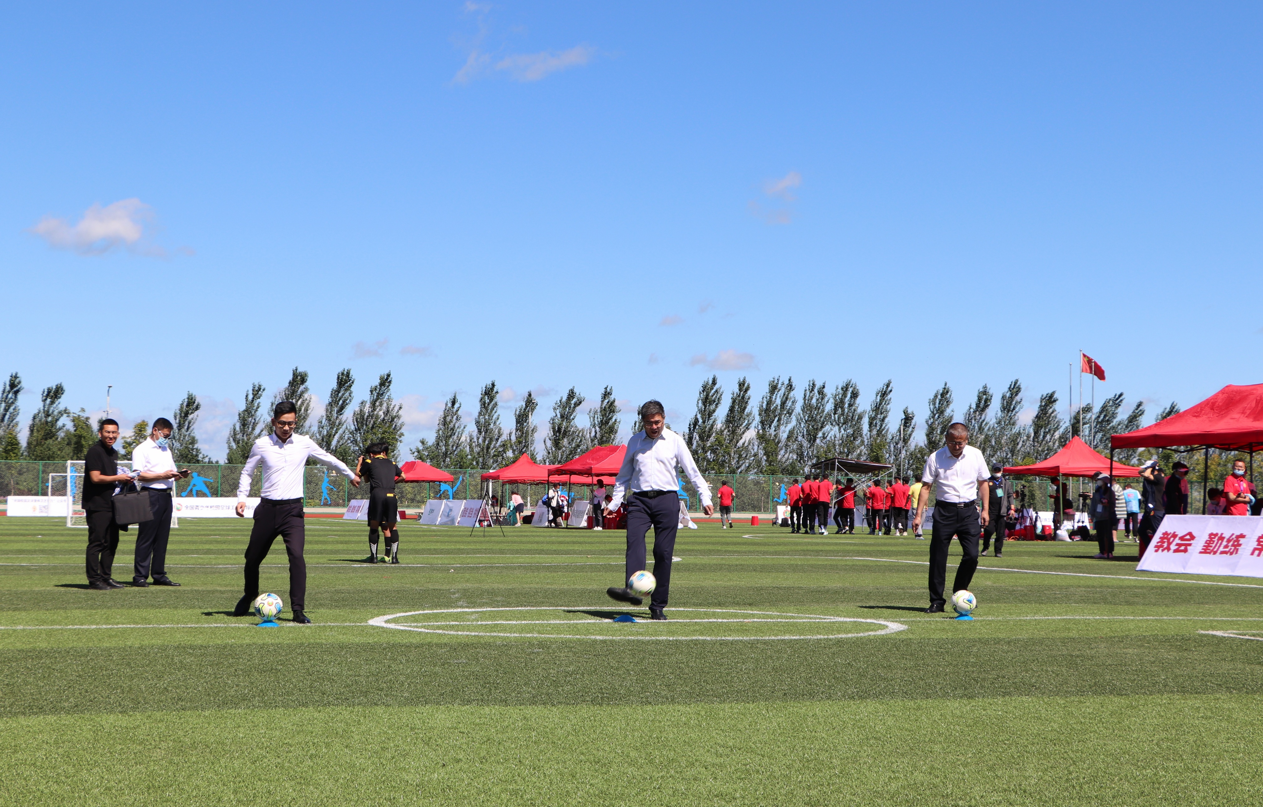 2022年全国青少年校园足球夏令营（小学男女混合四年级组）在哈尔滨开营