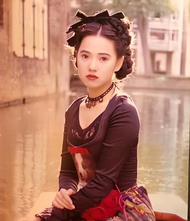 才女伊能静，童年坎坷：被父抛弃、“狗链”栓脖又被逼吃“狗粮”