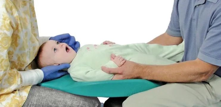 涂氟时候小孩不配合,宝宝2岁涂氟不配合