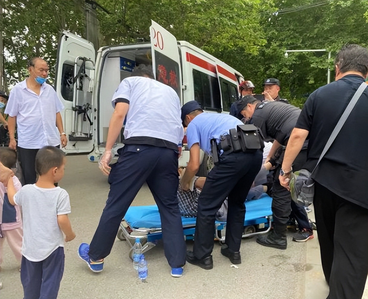 家人突发脑出血咋办?医生教你3个家庭急救办法,关键时候能救命