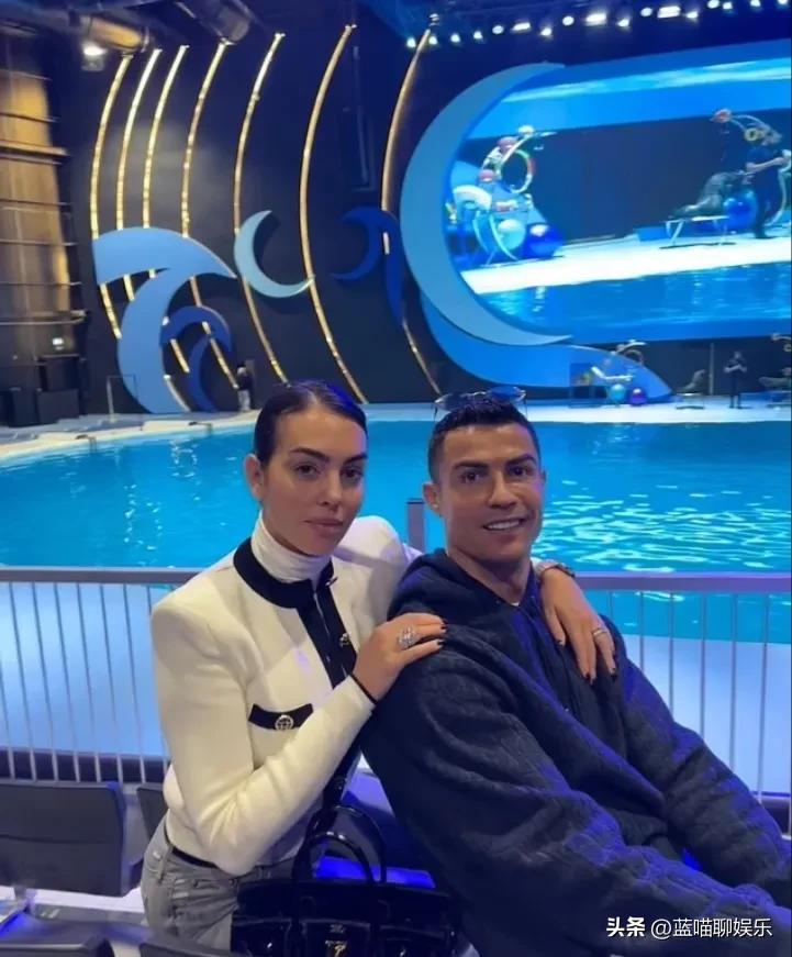 乔治娜身穿小香风外套和C罗在游乐场度过了愉快的一天，性感时髦