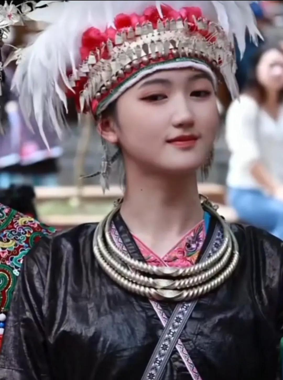 村花回村的文案幽默,村花搞笑文案