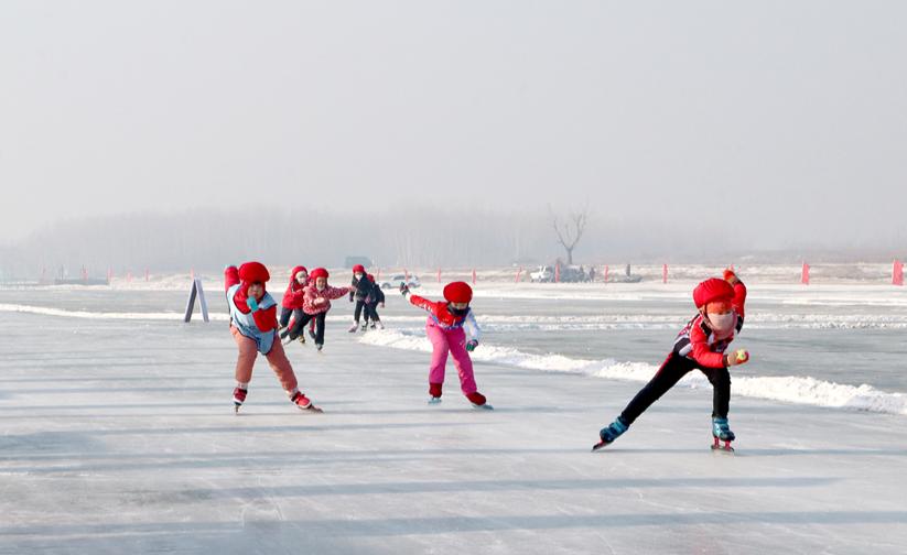 哈尔滨大众速度滑冰比赛,冰轮之星滑起来新疆站直播
