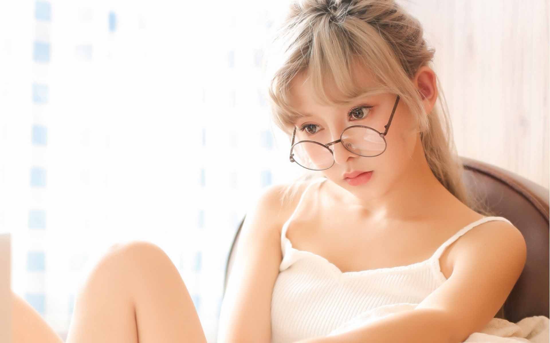 在公园和大爷打羽毛球,公园偶遇大爷打羽毛球