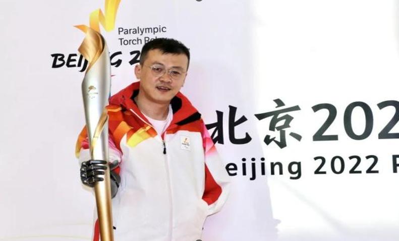 一个疯狂博士在背后安装了机械手,一位疯狂的博士用科技改变了世界