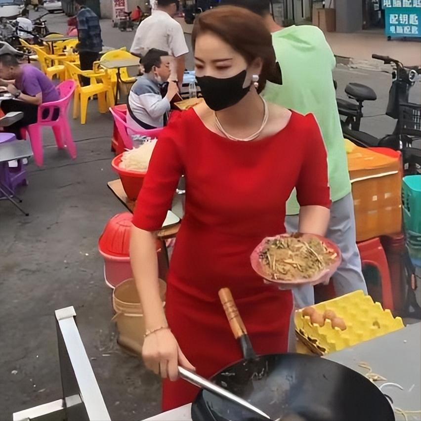 美女打扮精致摆地摊卖炒粉,东莞气质美女街边炒粉