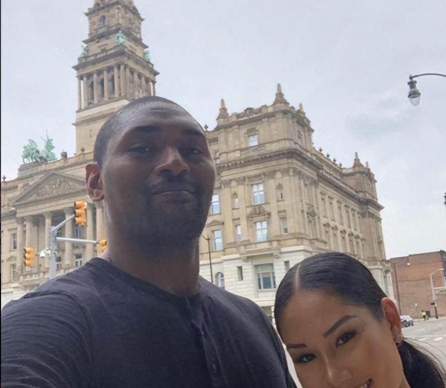 中国女歌手爱上外籍黑人,同居后被家暴至肛裂,如今40岁无人敢娶