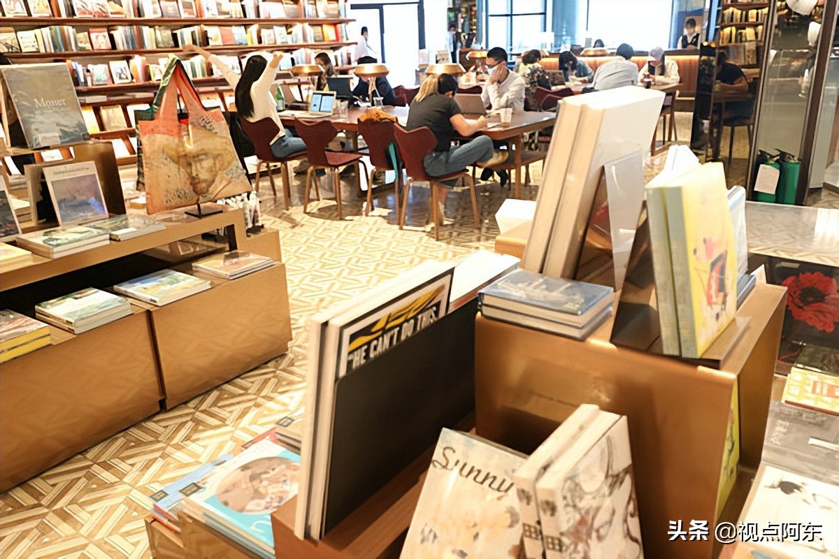 打卡西高新网红书店，常读书是人生精进最低的投资