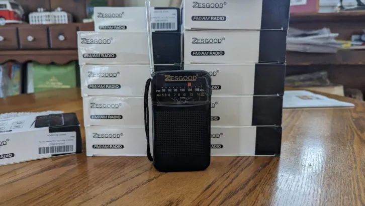 他众筹1300多美元向饱受战争*躏蹂**的乌克兰寄送120台便携式收音机