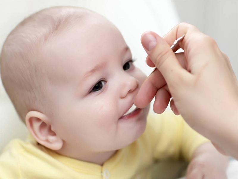 宝宝白天吃母乳少精神正常,宝宝白天吃母乳就吐怎么回事