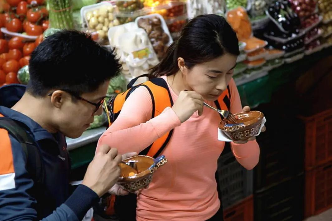 郭晶晶背小布包和老公上街购物 (郭晶晶用的帆布爱马仕包)