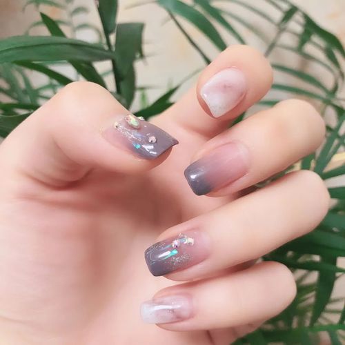 特别喜欢美甲，但是每次美甲后指甲都很受伤，怎么办？