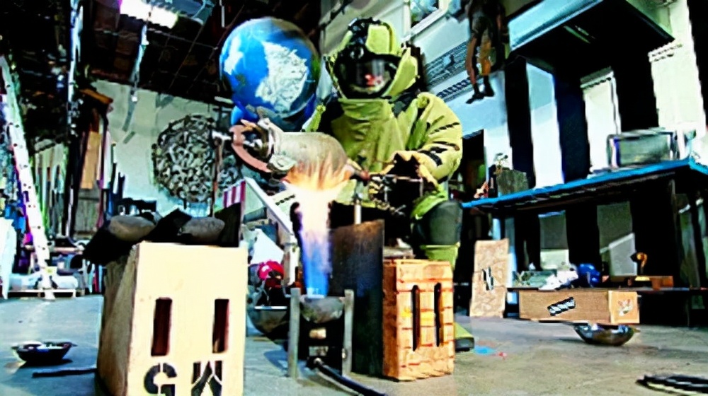 男子炸爆米花被气浪反弹炸飞,老式爆米花机人被炸飞