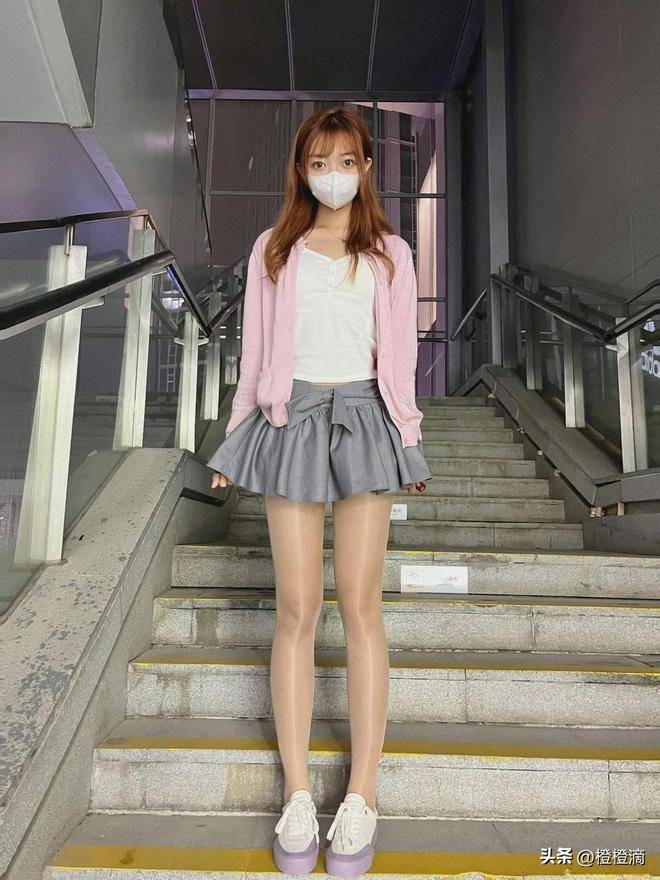 油亮的*袜丝**，始终是我的最爱