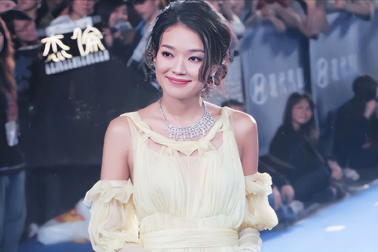 露*裤底**、露下乳、穿渔网内衣，女星们的穿着真的可以随心所欲吗？