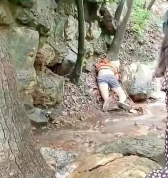 “看，一个死人”，大妈微笑和“尸体”合影