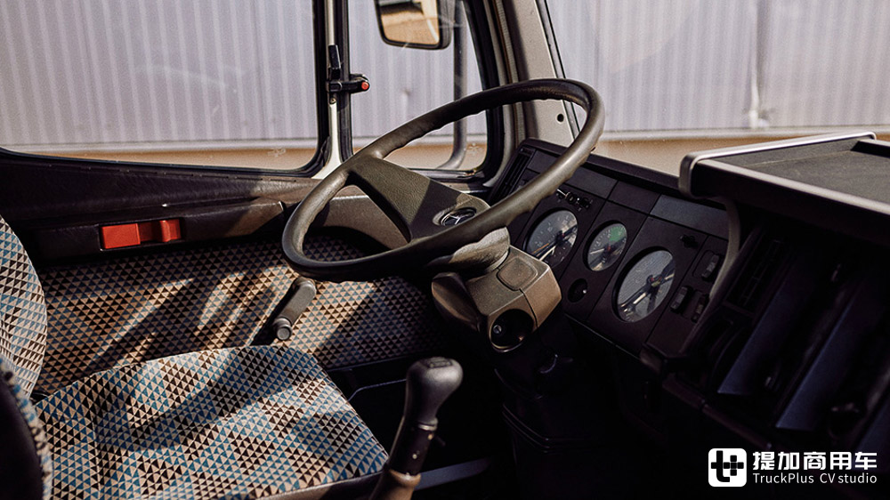 车龄32年性能如新，带你看德国卡车收藏家的爱车：奔驰MK1222S