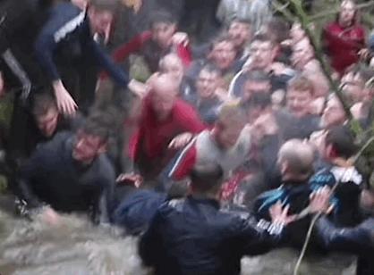 英国最疯的球赛，王室都被揍出鼻血