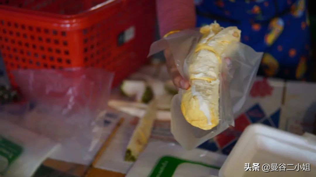 还吃啥榴莲自助?来泰国路边摊吃榴莲,100块钱管饱