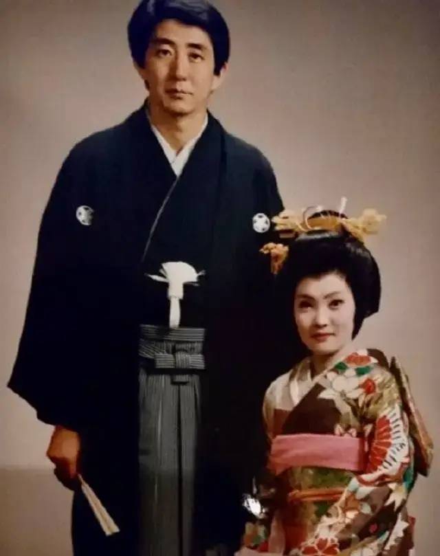 政治牛人安倍的另一面：向妻子“投降”，独宠麻烦夫人