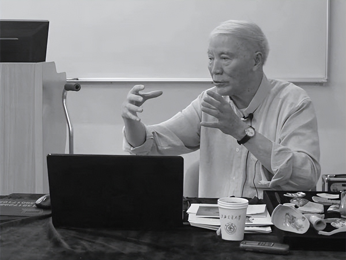 广西挖骨灰坛,工人挖出骨灰缸