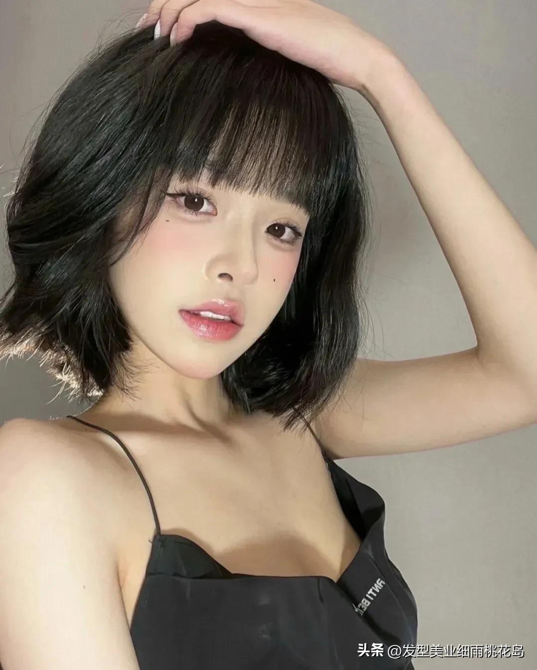 妩媚风情的短发,短发冷艳御姐拍照姿势