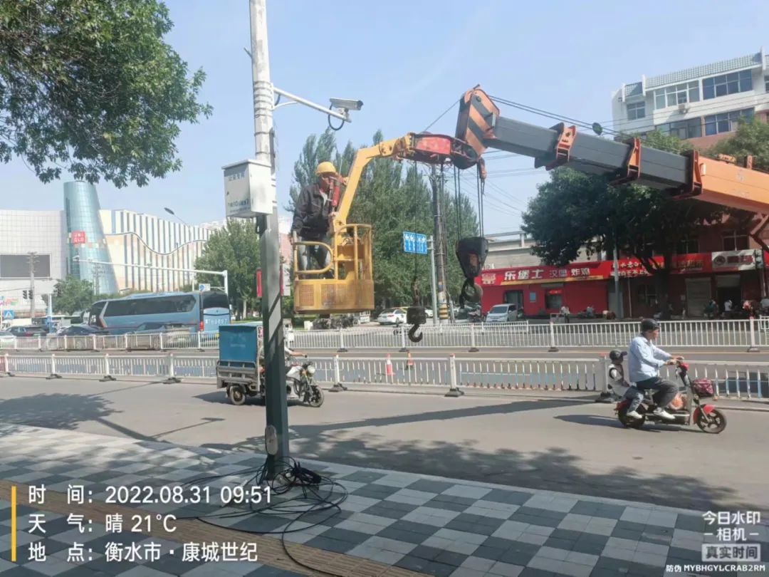 创城工作清除多余垃圾美化环境,创城清理窗户堆积物