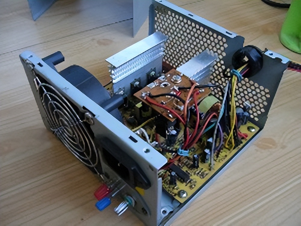 使用计算机时要先按什么打开电源,计算机定时开关机设置