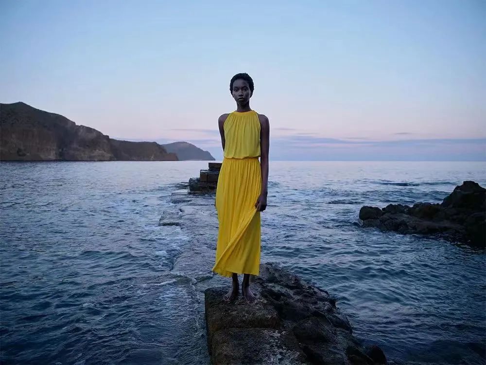 孟晚舟穿的白色连衣裙是什么品牌,孟晚舟同款连衣裙大码