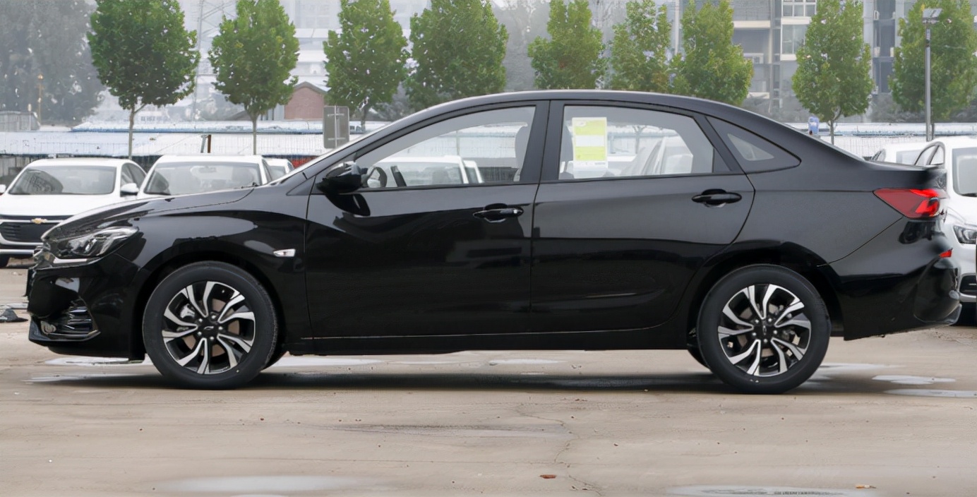 新手第一辆车家用车怎么选,想买舒适省油的轿车绕不开这三款