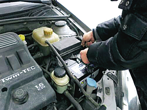 蓄电池维护与保养的重要性,免维护蓄电池和铅酸电池使用寿命