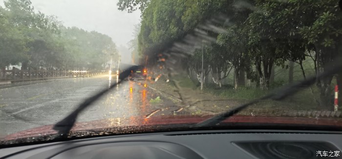 比亚迪汉dm大雨天怎么开安全,比亚迪汉dm-i尊享型夜间行驶