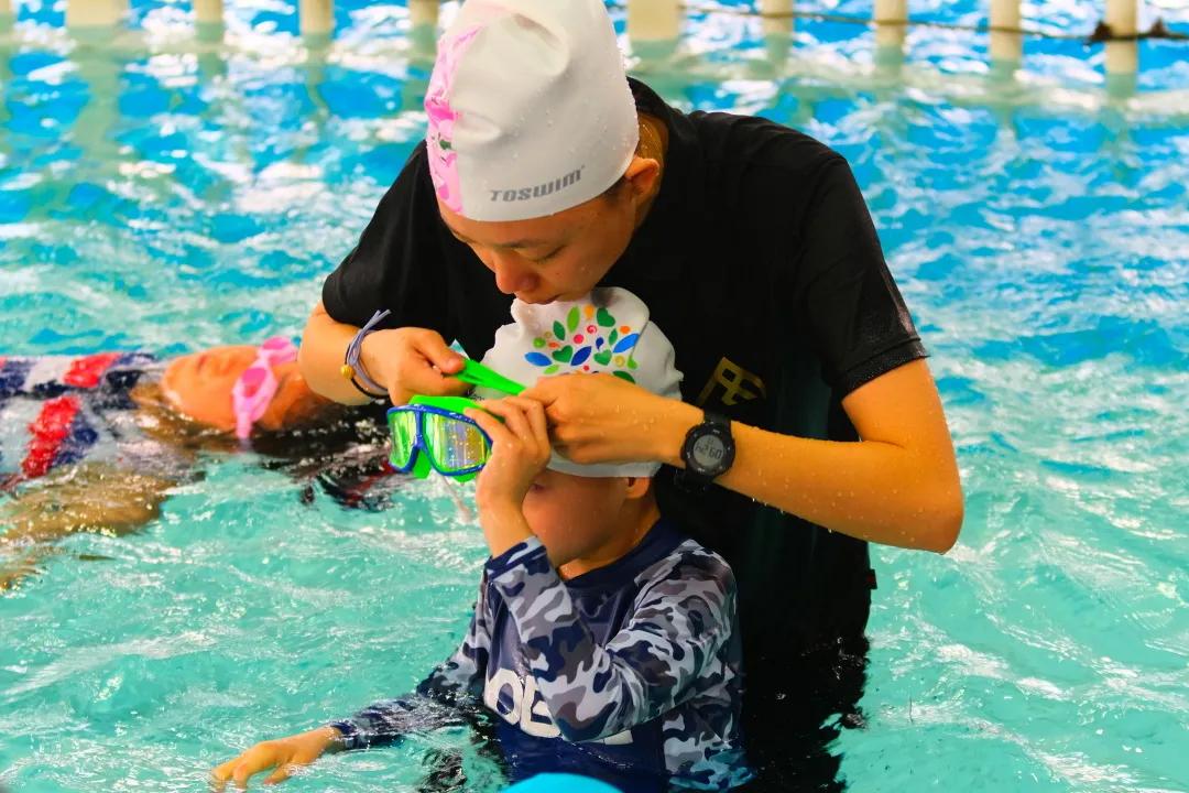 英才小学游泳课,新英才游泳