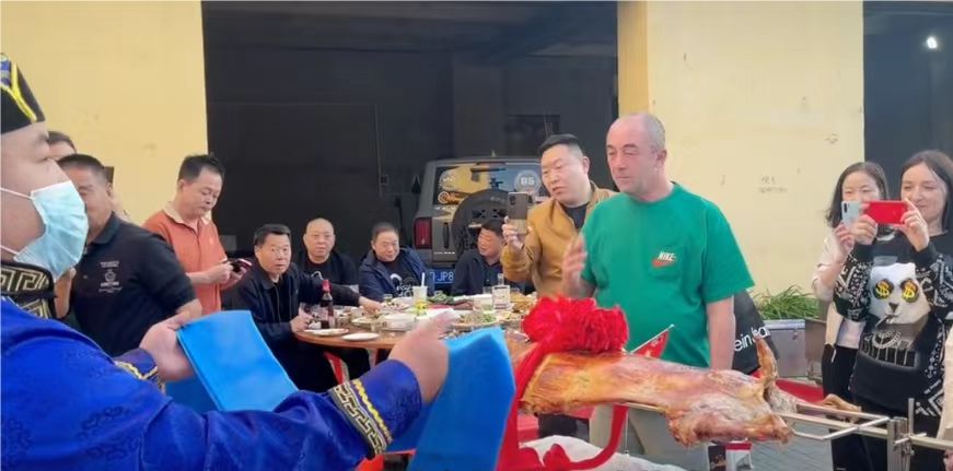 富二代崔凯瑞，娶崇拜毛主席的乌克兰美女，今带丈人一家定居中国