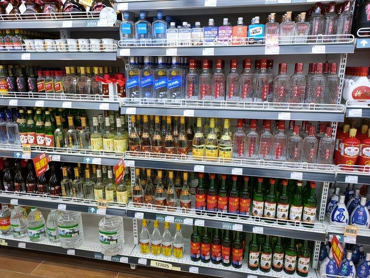 口感苦涩回味醇厚后劲大的酒,酒香也怕巷子深素材