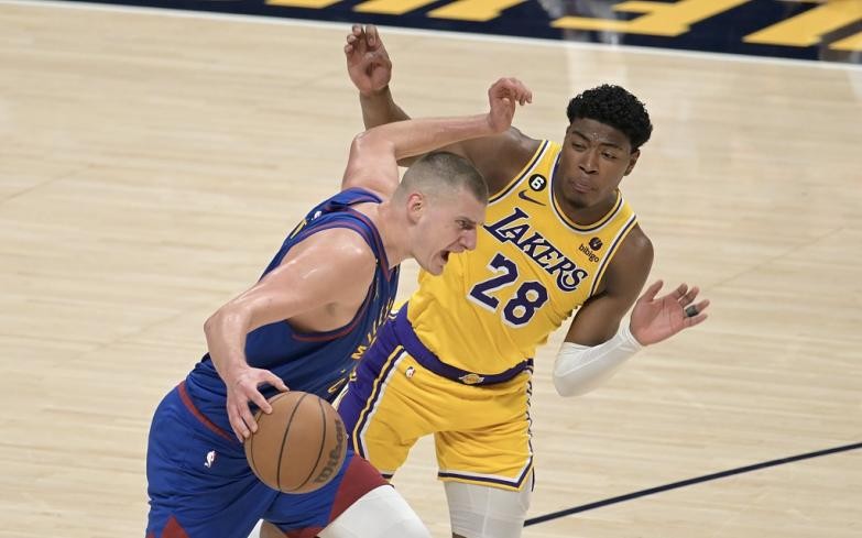 八村塁vs约基奇体测对比,八村塁为什么可以防守约基奇