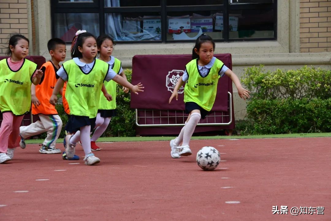 最美幼师和可爱的小朋友们,最美幼教男老师台下领舞
