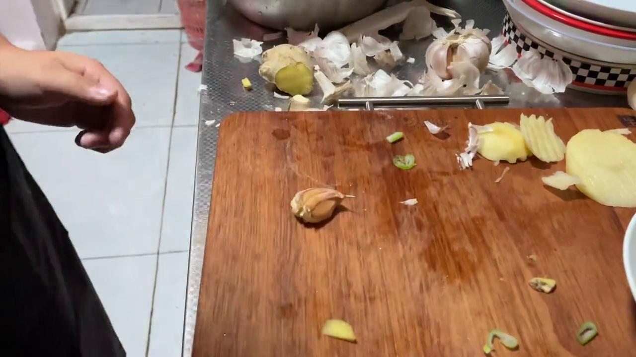 切葱姜蒜后手有味道,切姜蒜要怎么切
