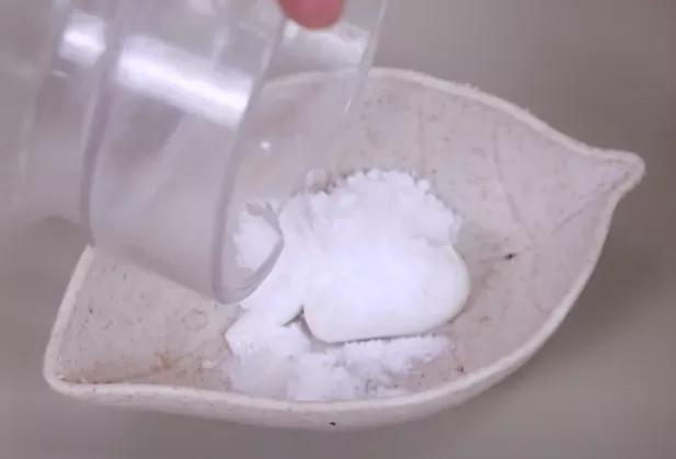 白色的鞋边脏了别用水洗，一个简单妙招，多脏的鞋边都能白净如新