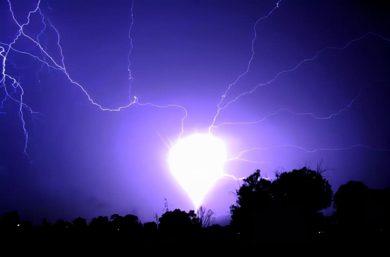 闪电会飞进房间吗,一个球状闪电飞进屋里