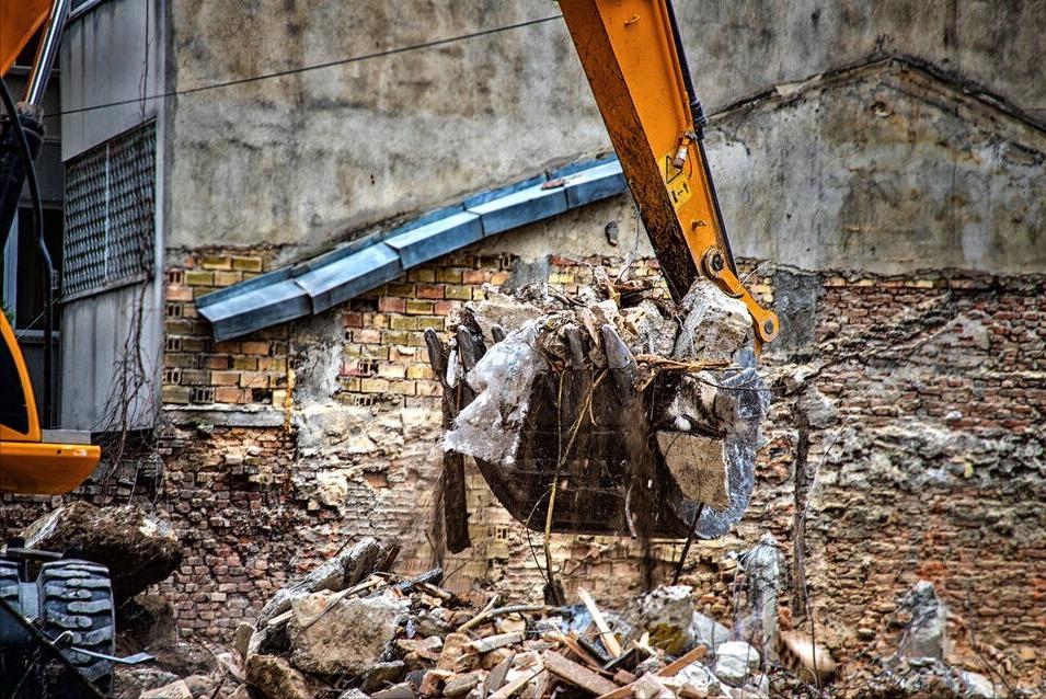 合法房屋被强拆不给解决怎么办,房屋被强拆报警不予立案怎么办