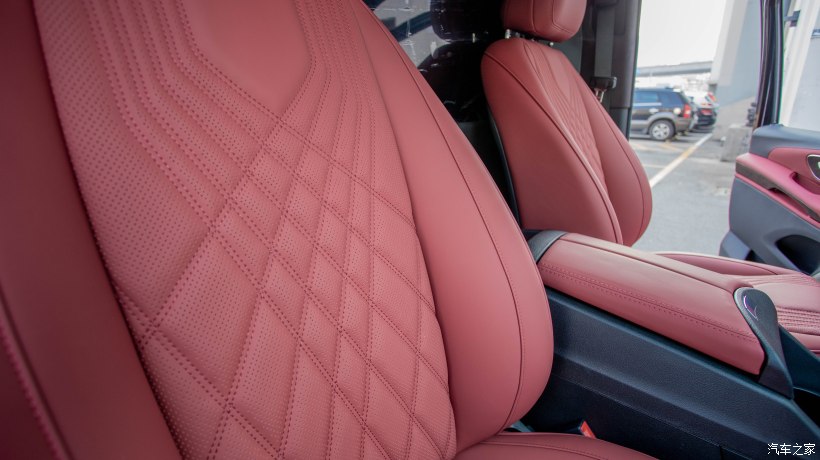 银色奔驰威霆改迈巴赫双拼色,威霆国六内饰改成迈巴赫款式