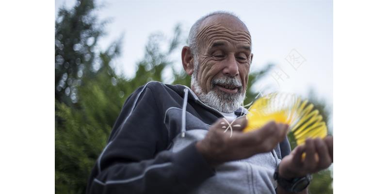 凤凰男母亲退出家族群：“红包你们发100，让我发8000，想得美”