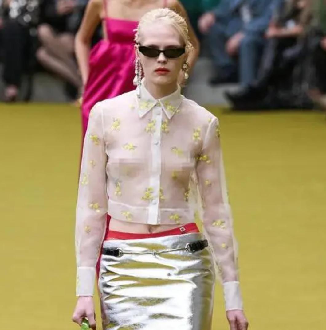 大牌时装秀，频繁暴露隐私部位，到底是追求潮流还是为了博眼球